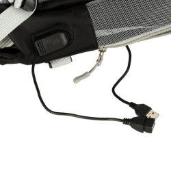 Repülős utazási hátizsák vízálló USB kábellel 45x16x28cm fekete